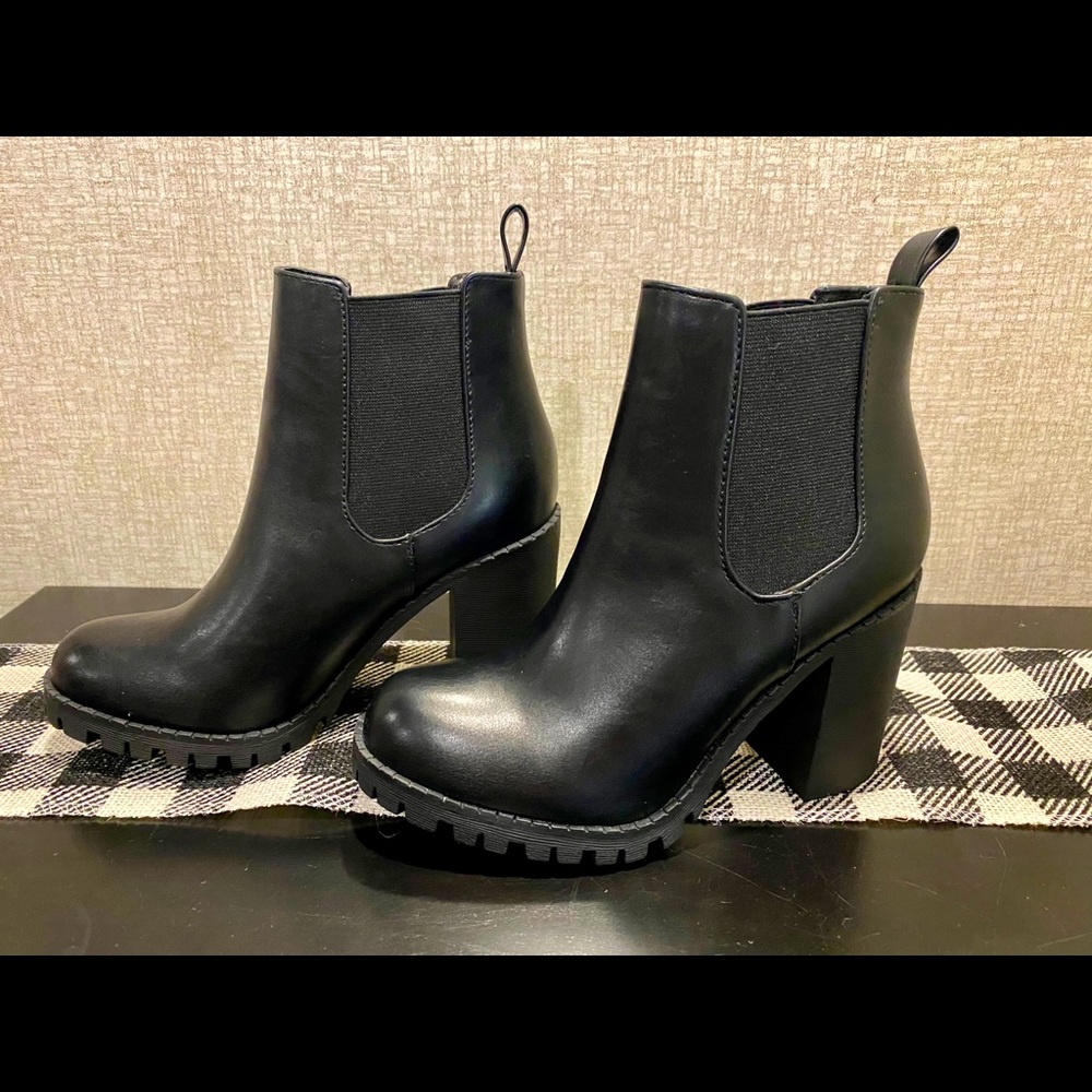 Soda Glove - Ankle Boot w/Lug Sole black booties